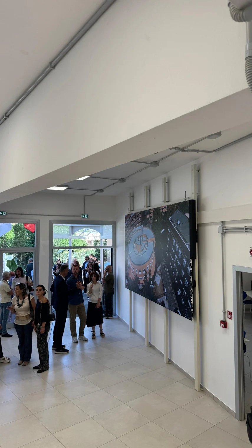 CFP Ernesto Nathan — visitors and LED wall inside the centre